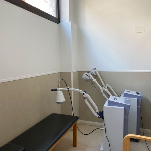 Sala con banco a la izquierda y lámparas de electroterapia