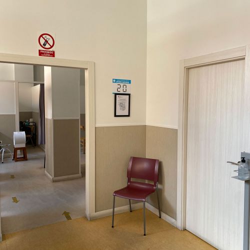Imagen de entrada con silla de espera de color granate a la derecha